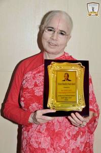 JKP Education's President, Sushree Vishakha Tripathi Ji with the Nelson Mandela Peace Award  Award.